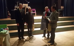 JÜ Nugis esimees Ilmar Paal (vasakul) ja juhatuse liige Jüri Selter võtavad kingitusi ja kutse ühineda vastu Rakvere JK juhatuse esimehelt Raul Vahterilt (vasakult teine) ja esimehelt Jaan Villakult(vasakul).