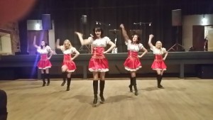 Tantsutüdrukud tantsuhoos.