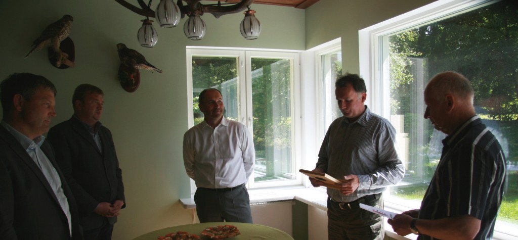 Ajakirja Eesti Jahimees peatoimetajat Kaarel Rohtu (paremal) tänavad juhatuse liikmed (vasakult) Priit Piilmann, Margus Puust, Toomas Kõuhkna ja EJSi tegevjuht Tõnis Korts