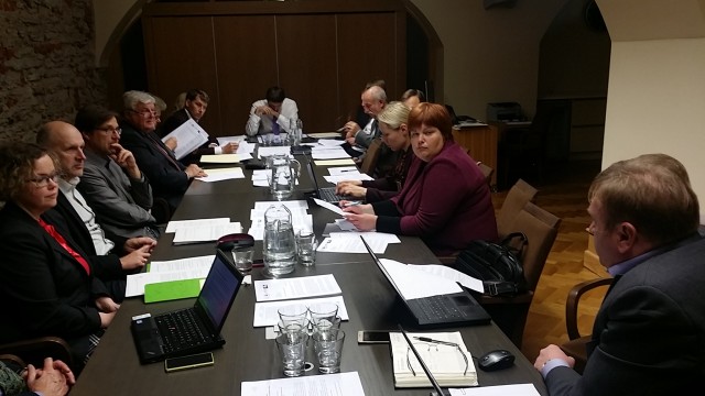 Selgitusi komisjoni liikmetele ja külalistele jagab Margus Puust