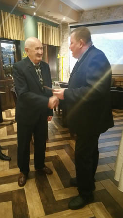 Jahiseltsi eestvedaja Eimar Kaldoja õnnitlemas Karl Uusmad.