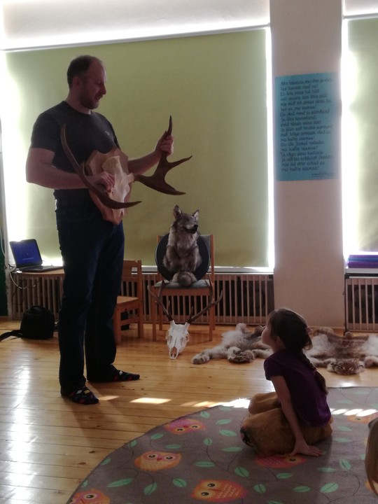 Rammul tutvustamas trofeesid.