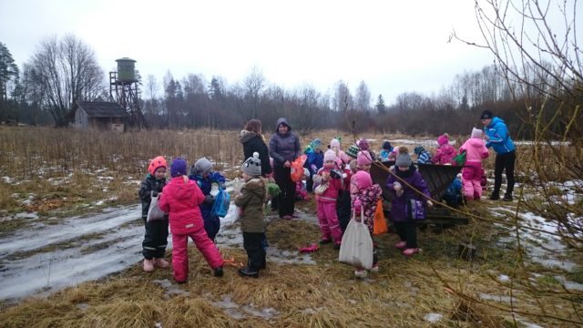 Kostivere lapsed loomadele sööta viimas