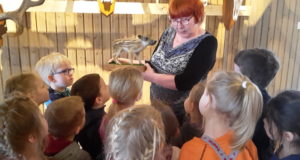 Tartu lasteaia lapsed külastasid jahitrofeenäitust