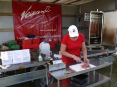 Veikand tervitab kõiki jahimeeste kokkutulekul ja korraldab vorstikoolitust