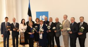 Maaeluminister tunnustas teenetemärkidega 11 inimest