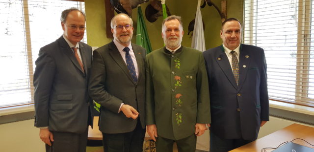 vasakult paremale Christoph Eichhorn Saksamaa Liitvabariigi suursaadik Eestis, Saksamaa Liidupäeva liige  Hans- Jürgen Thies, tegevjuht Tõnis Korts ja tegevjuhi asetäitja Andres Lillemäe.