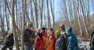 Räpina avatud noortekeskuse noored käisid jahimehega metsas