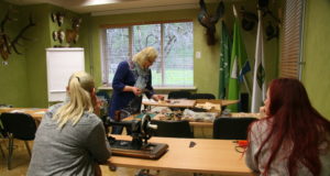 Naiskütid valmistasid töötoas nahast aksessuaare