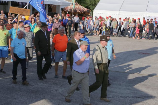 kõnelejad kokkutuleku rongkäigus