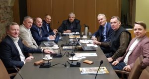 EJSi juhid käisid Toompeal Foto: jahimeeste töörühma juhtis Riigikogu liige Riho Breivel (keskel)