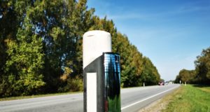 Maanteedele paigaldavad reflektorid peaksid metsloomad teedelt eemal hoidma