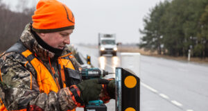 Reflektorid Tallinna-Narva maantee ääres peaks loomi maanteest eemal hoidma