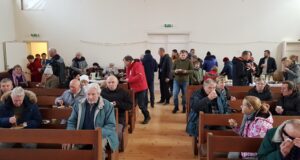 Mõisaküla Jahiselts Metsis kinkis kogudusele hirvekonserve