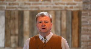 Tõstamaa jahiseltsi maja linti lõikas ka president