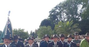 Eesti hirvepeibutajad Ungaris homme finaalis! Hirvepeibutamise võistluse avaparaad. Eesti sildiga Andres Maripuu.