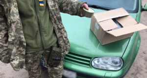 Ukraina sõdurid ja haiglatöötajad rõõmustavad konservide üle