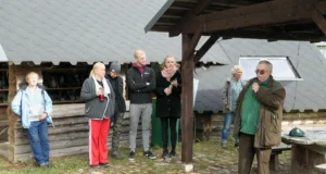 Jahimajakesest väljakasvanud külakeskuses saab sõita nii hobuste kui maasturitega