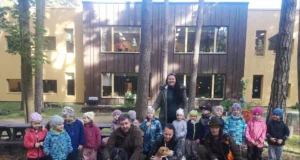 Jahimehed käisid koos koertega lasteaias külas