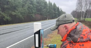 Saaremaal laiendati reflektoritega kaetud maanteelõike