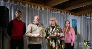 Hiiumaa Jahimeeste Selts sai hooliva kodaniku tiitli Pildil on vasakult Hiiumaa vallavanem Hergo Tasuja, HJS juhatuse liige Hillar Lõppe, Anu Sarapuu, SA Hiiumaa Arenduskeskuse juht Liis Lukas. Foto Hiiu Leht