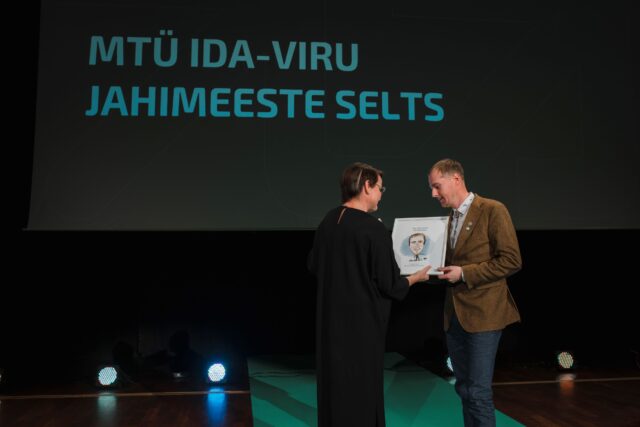 Autasu kätte andmine: Foto Ida-Viru Ettevõtluskeskus
