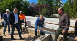 EJS osales jahilossi nurgakivi paigaldamisel